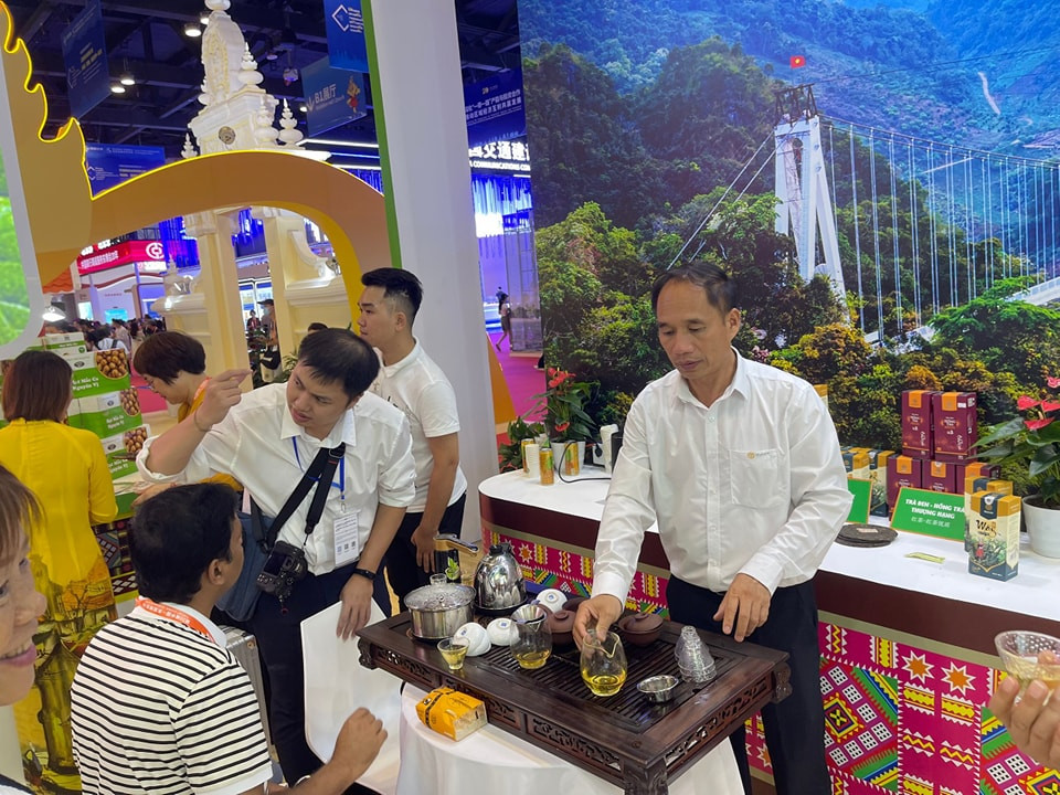 Anh Khánh đem trà Shannam đi giới thiệu ở khắp các hội chợ trong và ngoài nước. Anh Khánh đem trà Shannam đi giới thiệu ở khắp các hội chợ trong và ngoài nước.