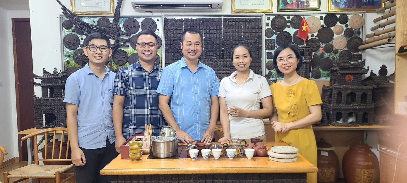 Chị Thắm (áo trắng) giới thiệu tour thưởng trà, phía sau chị là những sản phẩm trà ép bánh nổi tiếng của công ty. Chị Thắm (áo trắng) giới thiệu tour thưởng trà, phía sau chị là những sản phẩm trà ép bánh nổi tiếng của công ty.