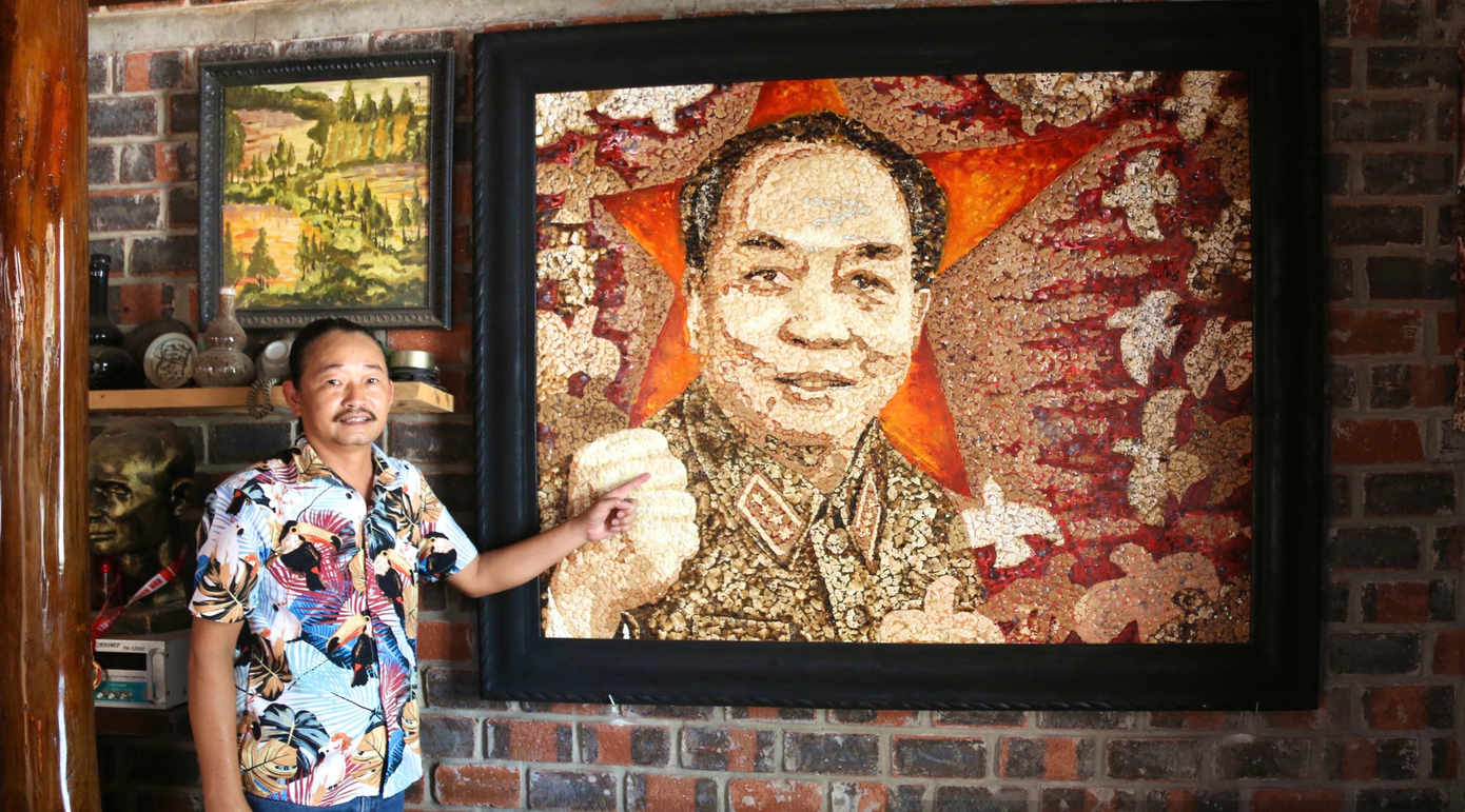 Tác phẩm mang tên Vị tướng vì hòa bình được họa sĩ Nguyễn Quốc Vượng ghép từ 1.000 vỏ trứng.