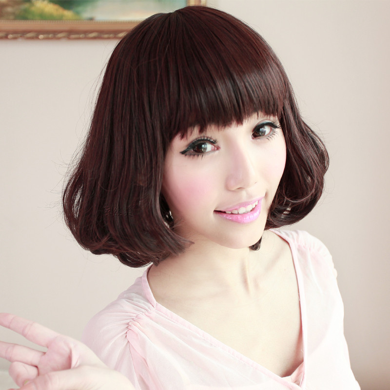 Mái tóc ngang với phần đuôi tóc được uốn xoăn và đánh rối một cách tự nhiên sẽ là phù hợp nhất với những cô nàng công sở. Mái tóc được ép thẳng và ốp vào mặt sẽ phù hợp với những cô gái có gương mặt tròn. Kiểu tóc đơn giản với đuôi tóc ở mang tai dược làm cụp vào trong, ôm lấy gương mặt. Với kiểu tóc này trông bạn thật dễ thương, trẻ trung.