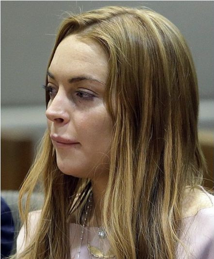 Lindsay tỏ ra khá mệt mỏi và căng thẳng trong suốt phiên tòa. Lindsay tỏ ra khá mệt mỏi và căng thẳng trong suốt phiên tòa