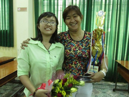 Niềm vui của thí sinh Thảo Vy và mẹ.. Niềm vui của thí sinh Thảo Vy và mẹ.