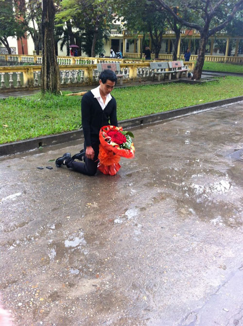 Hình ảnh chàng trai quỳ gối giữa mưa lạnh chờ bạn gái không chỉ gây xôn xao cộng đồng trường Sân khấu Điện ảnh mà còn khiến dân mạng ồn ào