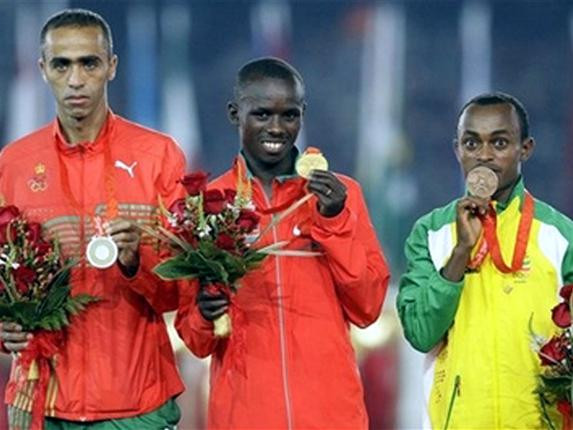 Samuel Wanjiru (giữa) nhận tấm HCV cuối cùng của Olympic 2008