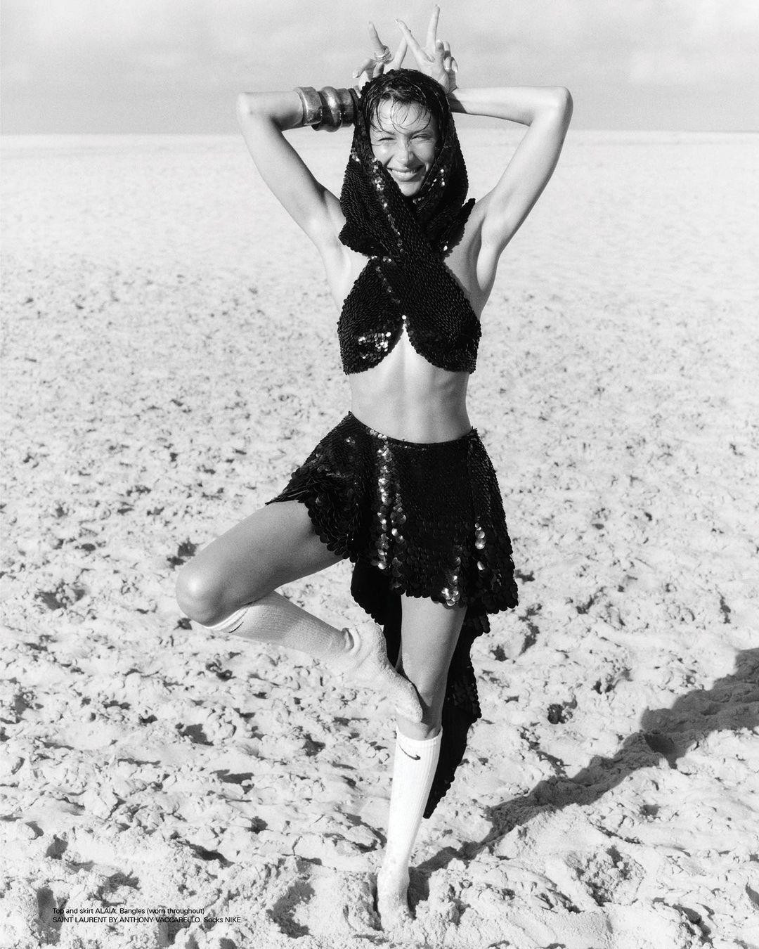 Lấy bối cảnh bãi biển, Bella thể hiện tinh thần của một phụ nữ tự do, phóng khoáng, bản năng và hoang dại, với những shoot hình lộ da thịt "bỏng mắt".