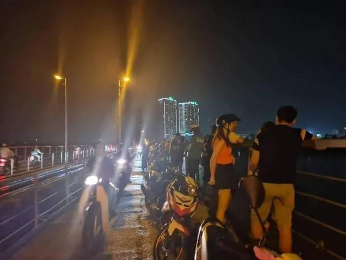 Hiện trường vụ đôi nam nữ nhảy cầu Long Biên. Ảnh: An ninh thủ đô