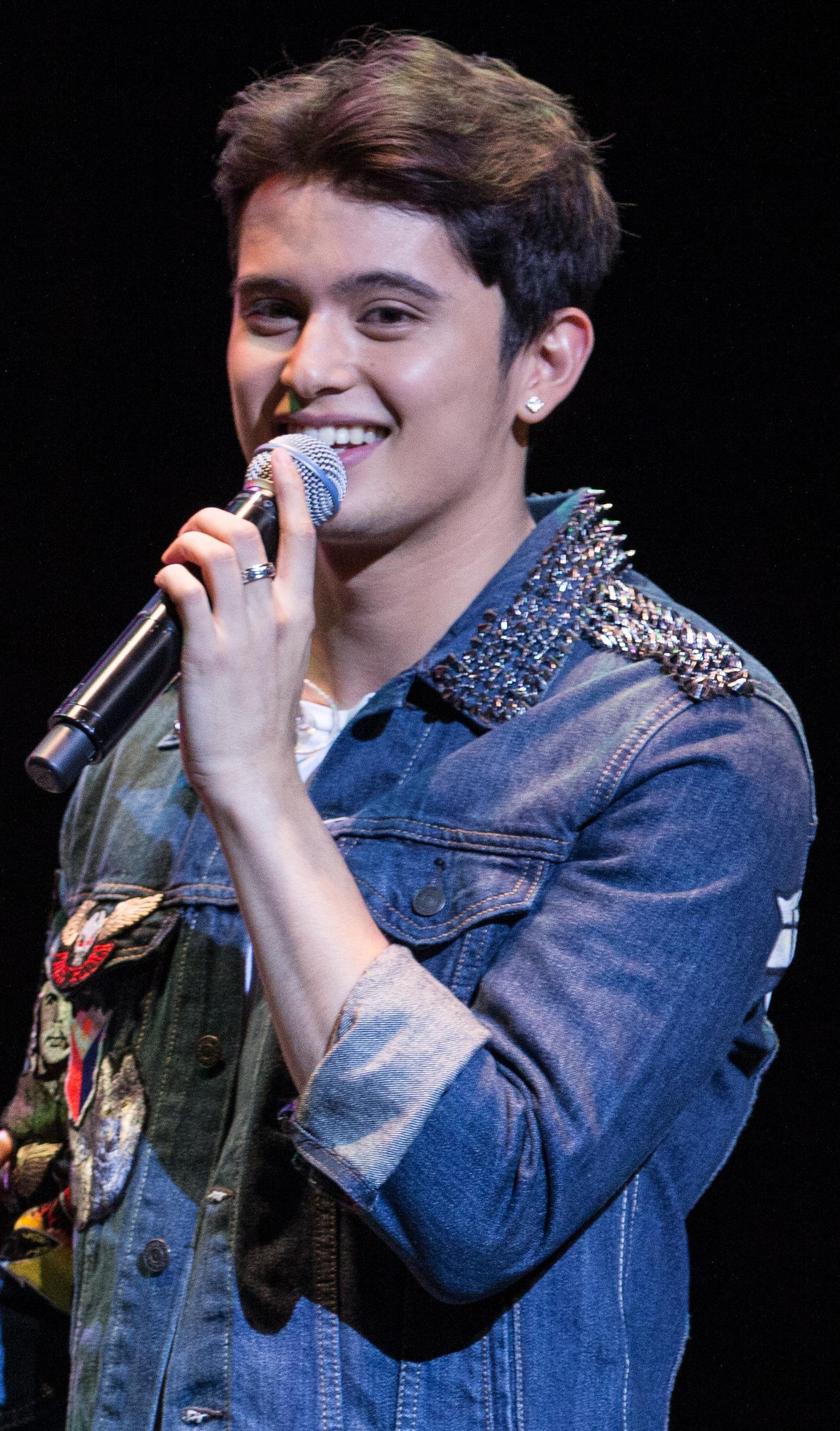 9. James Reid là ca sĩ, nhạc sĩ, diễn viên, vũ công, người mẫu, nhà sản xuất thu âm và điều hành hãng thu âm người Úc gốc Philippines. Anh giữ hạng 9 với 3.500 bình chọn.