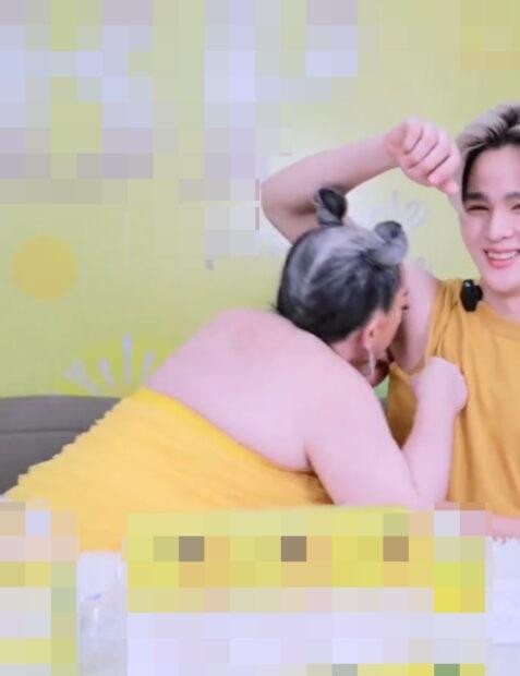 Bà Leena Jung ngửi nách của Yoon phản cảm.