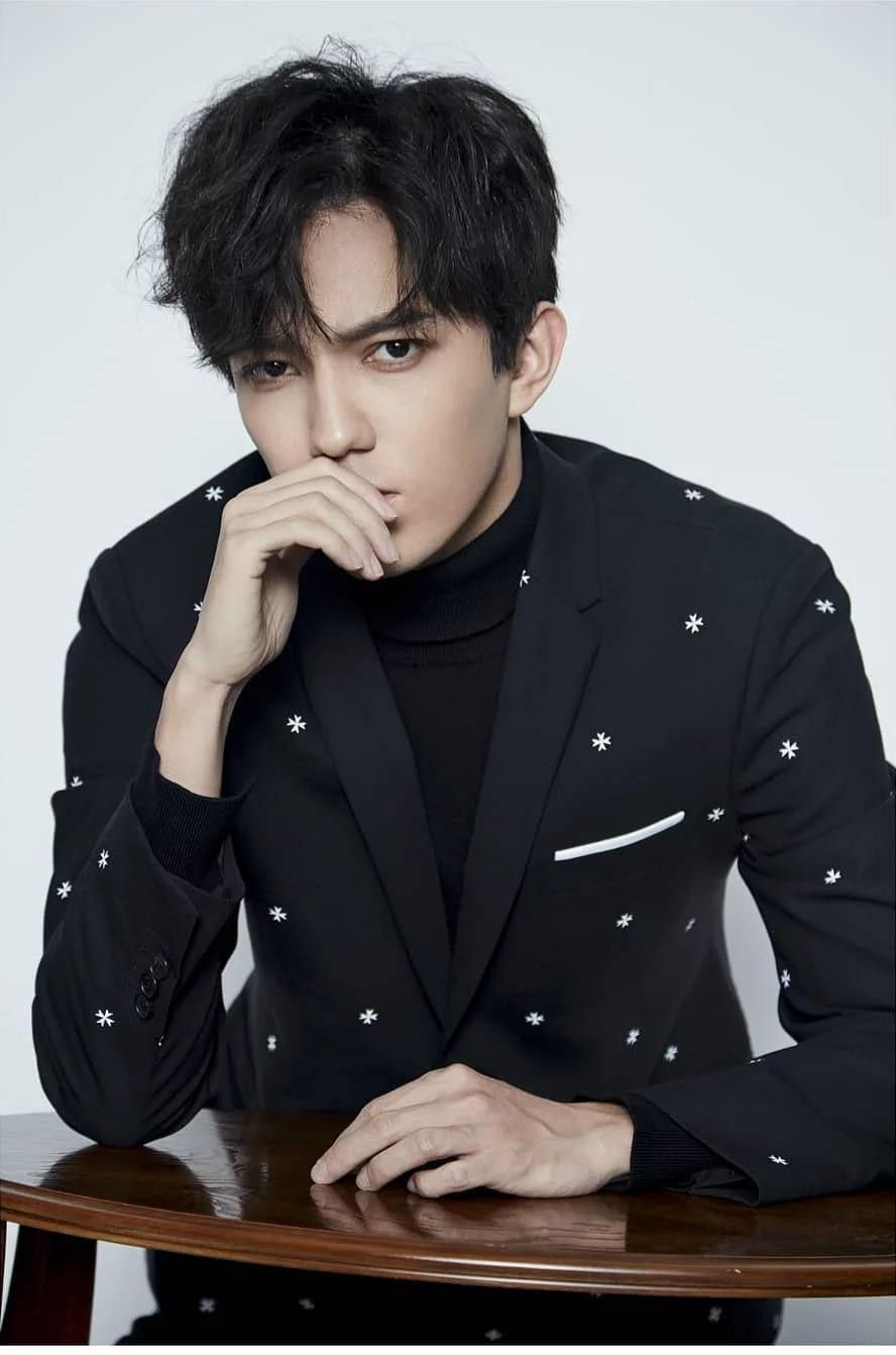 7. Dimash Kudaibergen là nam ca sĩ, nhạc sĩ và nghệ sĩ đa nhạc cụ người Kazakhstan. Dimash sở hữu một quãng giọng đặc biệt rộng và có thể hát bằng 13 thứ tiếng khác nhau. Anh nhận được hơn 8.800 phiếu bầu.