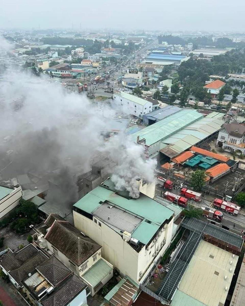 Tuy nhiên, đến sáng 7/9, khói vẫn cuồn cuộn bốc lên từ quán karaoke An Phú.