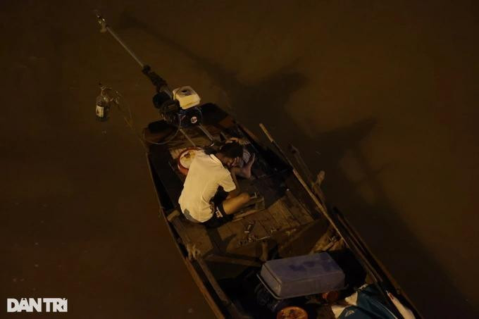 Nam thanh niên được cứu sống sau khi nhảy cầu. Ảnh: Dân trí Nam thanh niên được cứu sống sau khi nhảy cầu. Ảnh: Dân trí