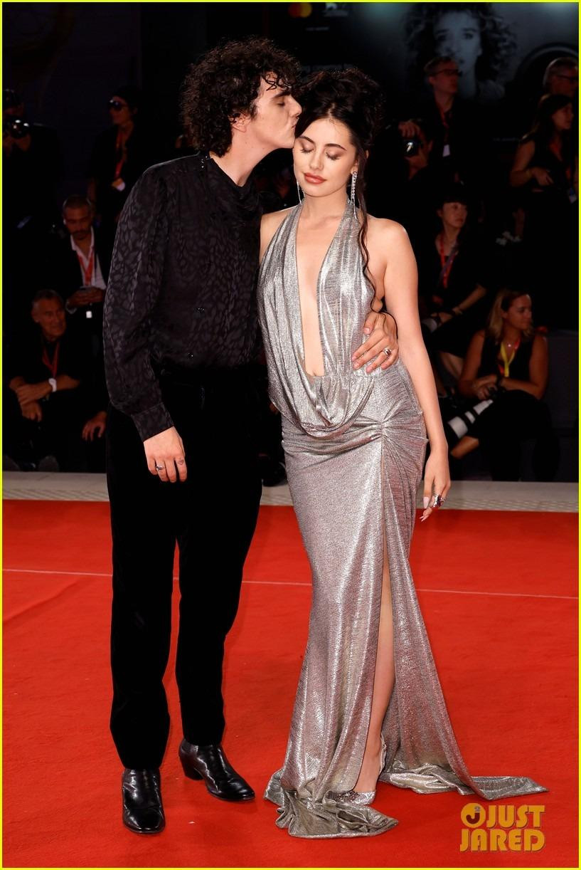 Nam diễn viên 19 tuổi Jack Dylan Grazer hôn bạn gái, hot TikToker Morgan Cohen, đầy tình cảm trên thảm đỏ.