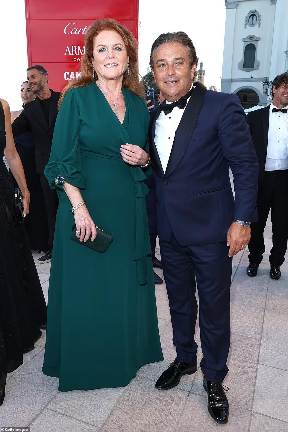 Tham gia sự kiện còn có Nữ Công tước xứ York Sarah Ferguson, vợ cũ của Hoàng tử Andrew - con trai thứ ba của Nữ hoàng Anh Elizabeth II và Thân vương Philip, và doanh nhân Francois-Marc Sastre.