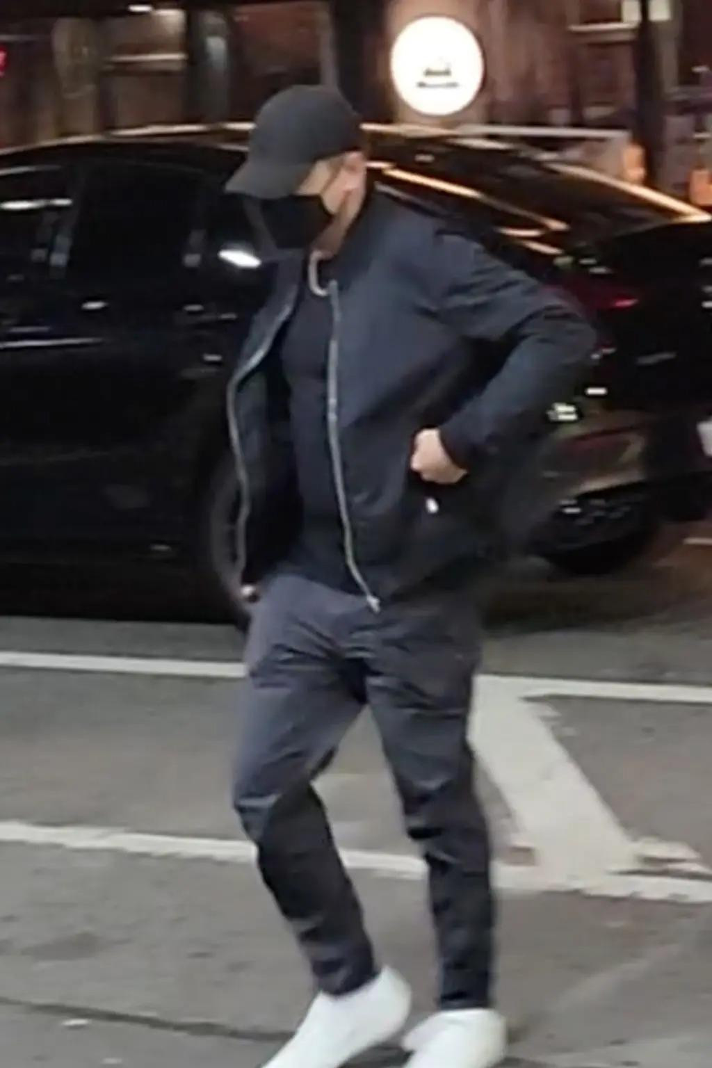 Trước đó, vào tối thứ Ba (30/8, giờ địa phương), tài tử "Titanic" đến một hộp đêm tư nhân đắt đỏ ở Manhattan, New York (Mỹ). Nguồn tin của Page Six tiết lộ, Leo đã vui chơi cùng một nhóm người mẫu, bao gồm một số thanh niên ở độ tuổi đầu hai mươi.