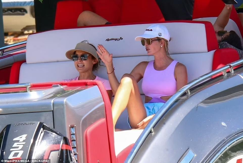 Rời xa chính trường, Ivanka giống như những phụ nữ bình thường khác, chuyện phiếm với bạn bè và theo sau nhắc nhở, quan tâm các con.