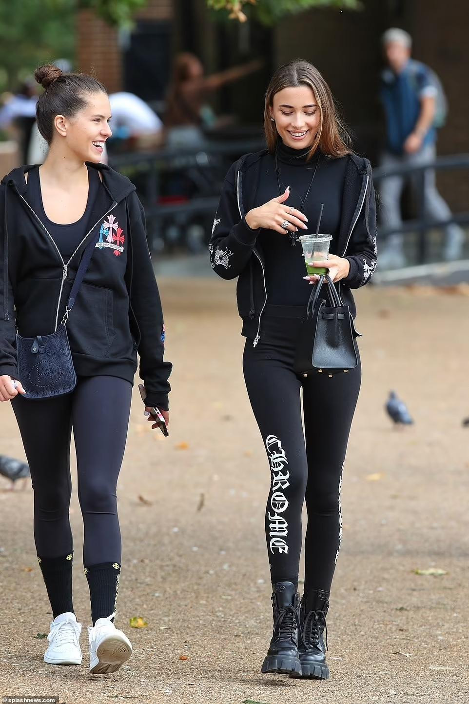 Giữa tin đồn hẹn hò với &quot;gã đào hoa&quot; bậc nhất Hollywood, ngày 1/9, Maria được nhìn thấy đi dạo quanh Công viên Hyde ở London (Anh) cùng với một bạn gái.