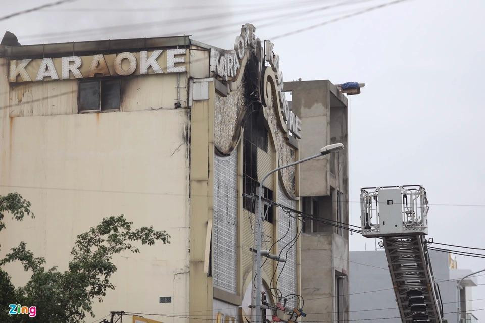 Trao đổi với Zing, Chủ tịch UBND tỉnh Bình Dương Võ Văn Minh xác nhận đến nay, có 12 người chết trong vụ cháy. Ngoài ra, 2 nạn nhân bị thương rất nặng đang được cấp cứu.