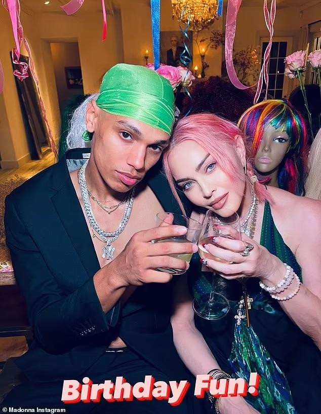 Anh còn cùng "Nữ hoàng nhạc Pop" mừng sinh nhật vào hôm 16/8 vừa qua. Anh còn cùng "Nữ hoàng nhạc Pop" mừng sinh nhật vào hôm 16/8 vừa qua.