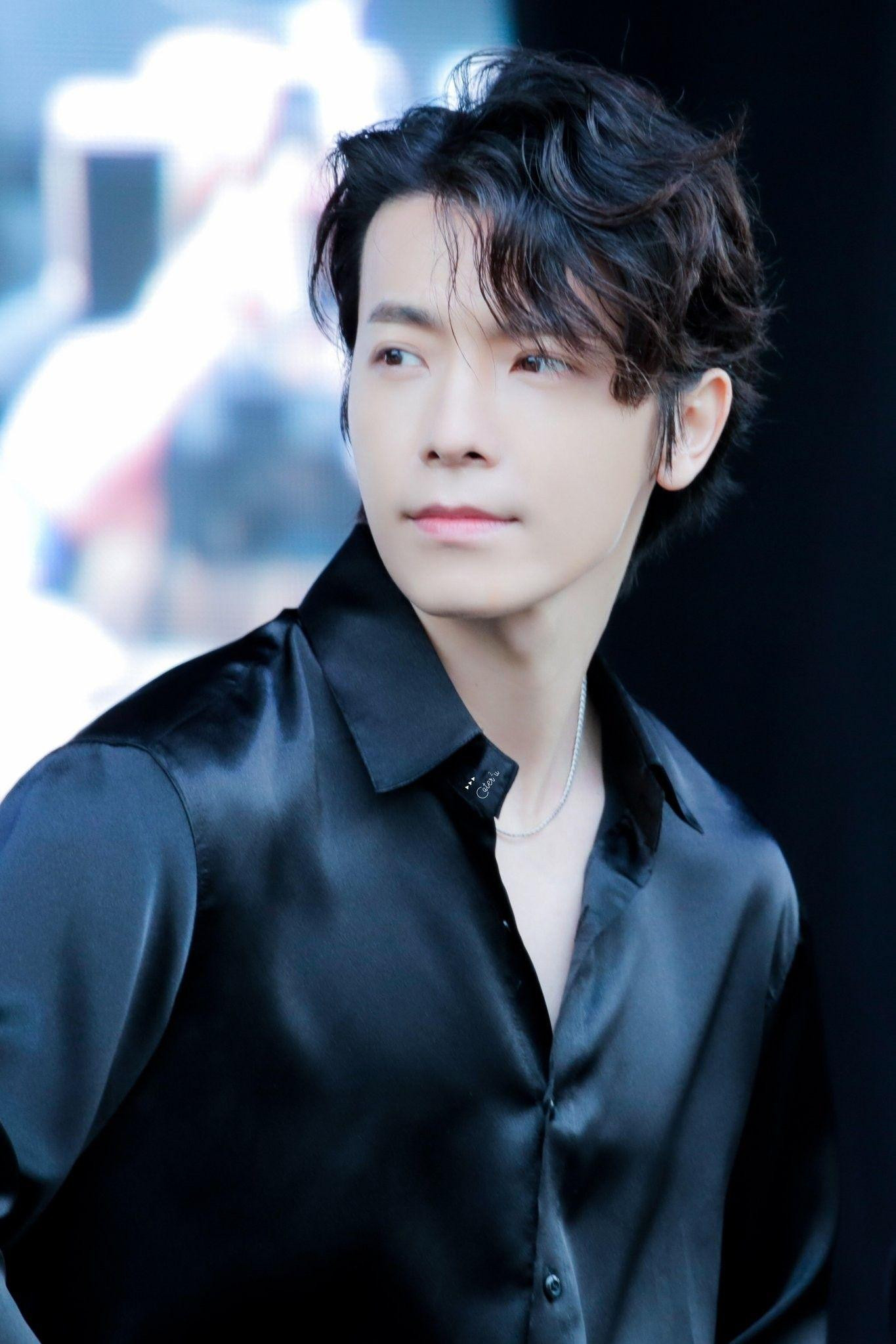 5. Lee Dong Hae (Super Junior) có hơn 15.000 phiếu bầu.