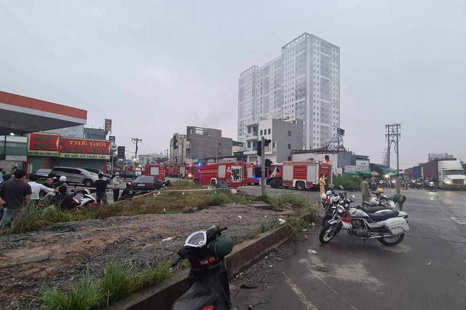 Cảnh sát cùng các lực lượng chức năng phải phong tỏa đoạn đường khoảng 500 m để phục vụ cho công tác chữa cháy.