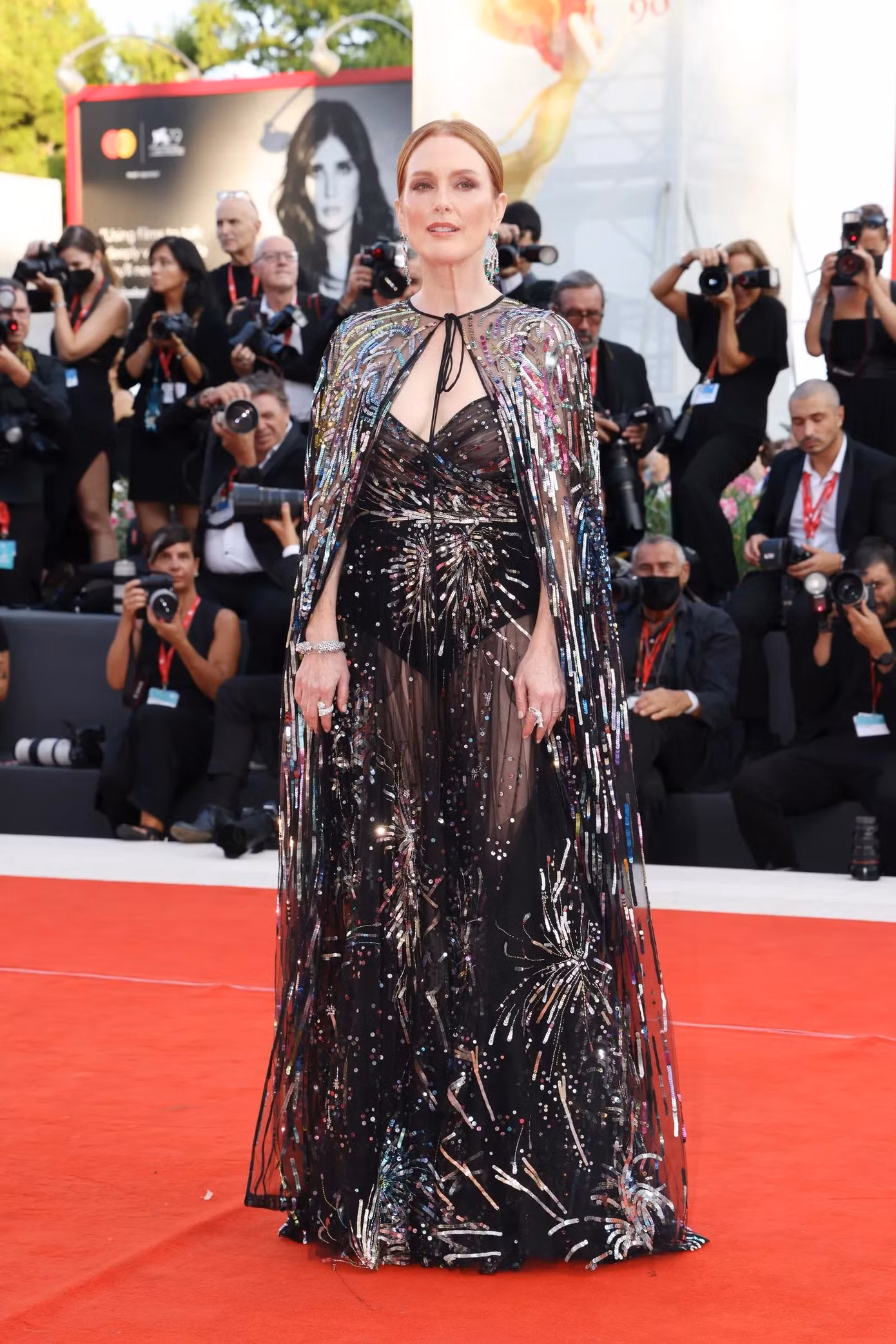 Ở tuổi 62, minh tinh từng đoạt giải Oscar Julianne Moore khiến công chúng ngỡ ngàng trước vẻ đẹp thách thức thời gian.