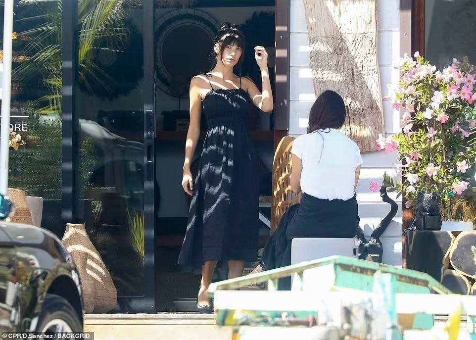 Sắc mặt và tinh thần của người đẹp Argentina khá tốt, không có dấu hiệu buồn bã của người vừa thất tình.