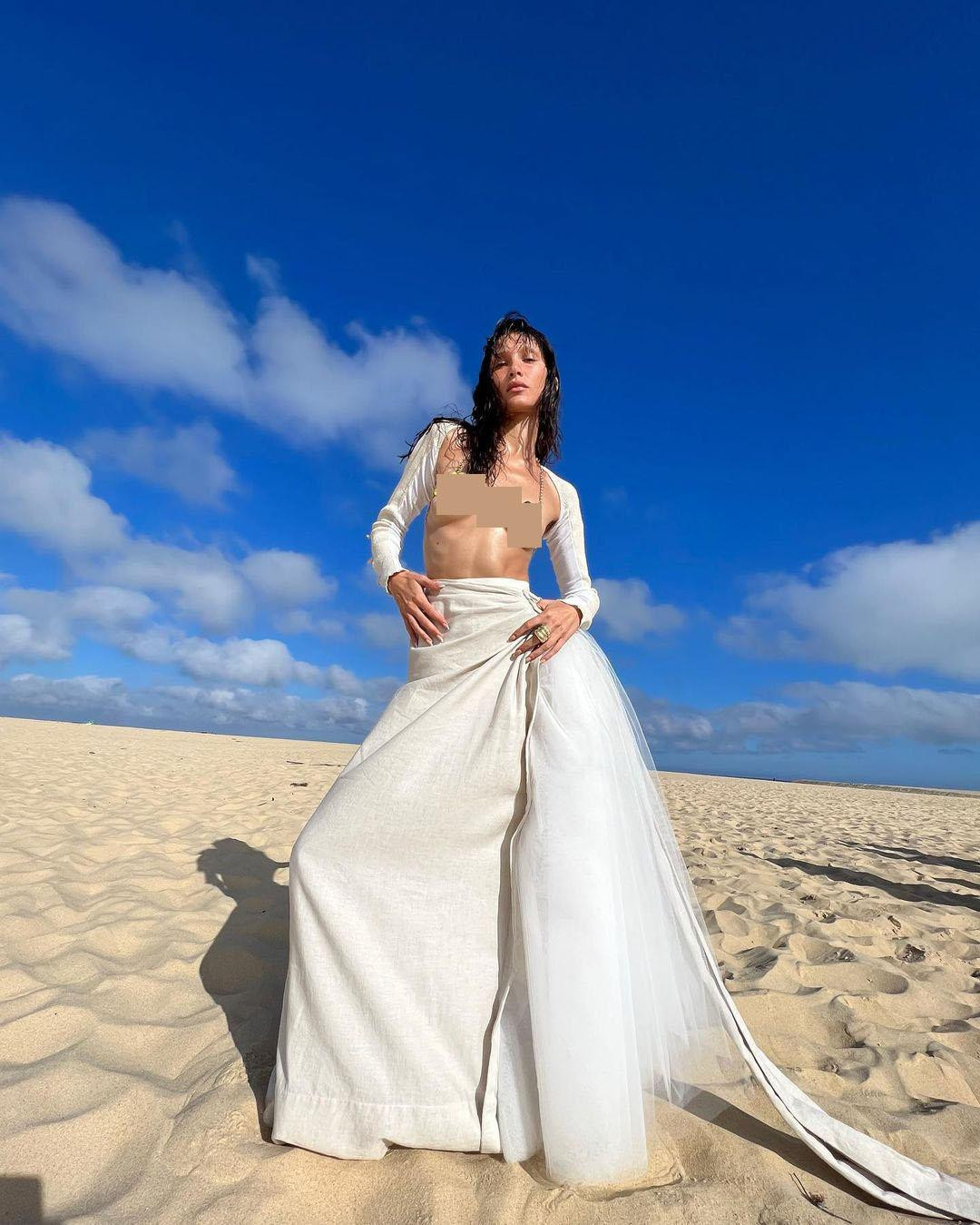 Bộ ảnh trở thành chủ đề tranh cãi trên mạng. Đông đảo người hâm mộ khen ngợi sự gợi cảm, riêng biệt và phá cách của siêu mẫu hạng A thế giới. Họ đánh giá Bella sở hữu vẻ đẹp tự nhiên, không thể trộn lẫn với bất kỳ ai.