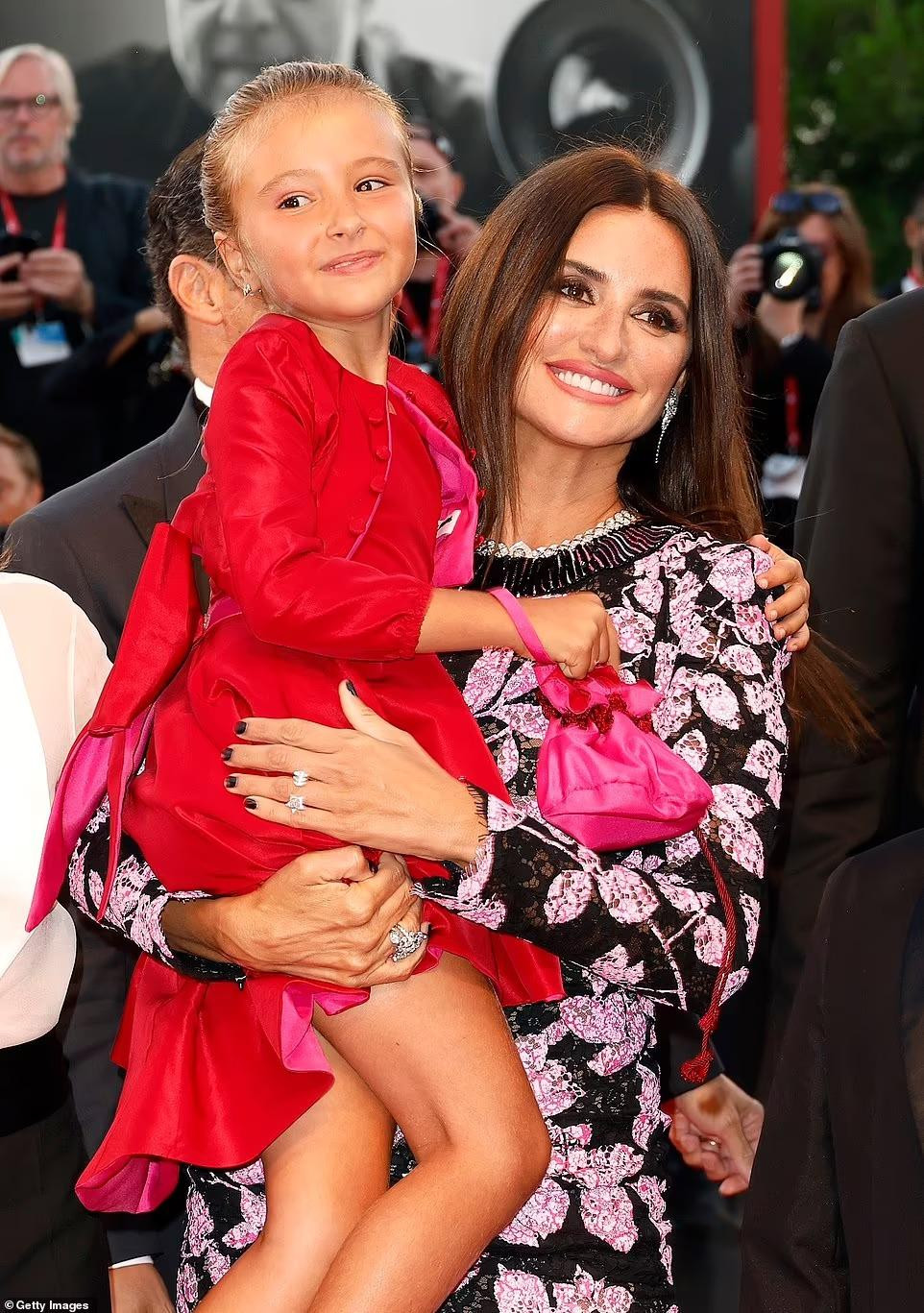 Minh tinh Tây Ban Nha bế sao nhí Maria Chiara Goretti, người đóng cùng cô trong "L'immensità".