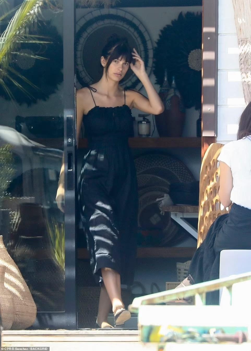 Camila mặc chiếc váy hai dây đen giản dị, có giá 256,96 bảng Anh (hơn 7,2 triệu đồng), đi giày búp bê và đeo túi Chanel đồng bộ.