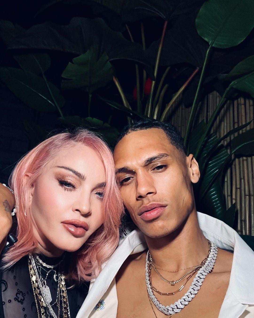 Madonna đăng ảnh thân thiết với tình trẻ đáng tuổi con. Madonna đăng ảnh thân thiết với tình trẻ đáng tuổi con.