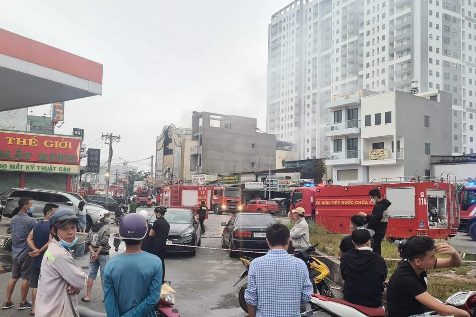 Rất nhiều xe cứu hỏa tiếp tục được điều động đến hiện trường vào sáng cùng ngày, bởi dù đám cháy cơ bản được khống chế vào 22h ngày 6/9, đến nay, khói vẫn âm ỉ bốc cao, gây nguy cơ cháy tiếp.