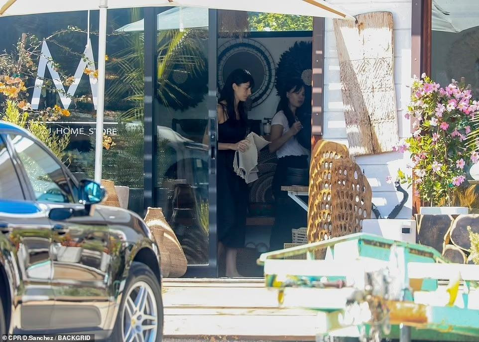 Theo Daily mail, người mẫu 9x đi cùng một người bạn. Hai người gặp gỡ nhà môi giới bất động sản ở khu nhà giàu Beverly Hills để xem căn hộ trước khi lái xe đến xem đồ nội thất tại một cửa hàng ở ven biển Malibu. Không rõ, Camila định mua nhà cho mình hay chỉ đi cùng bạn.