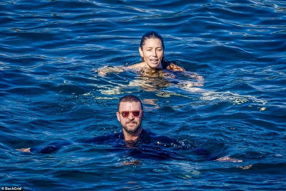 Tình cũ Britney Spears và bà xã kém một tuổi dành cả ngày nghỉ bên nhau, không có sự tham gia của hai con.