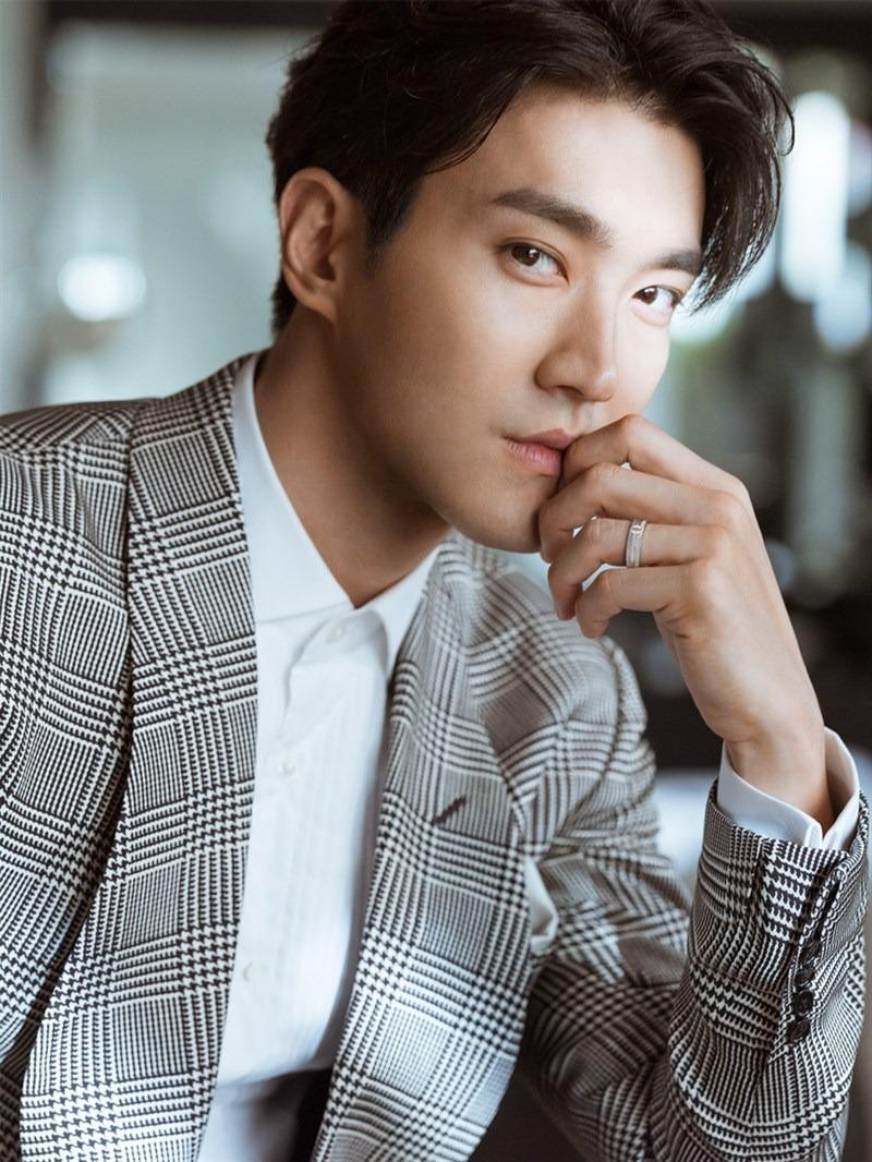 8. Choi Si Won (Super Junior) nhận được hơn 5.600 bình chọn.