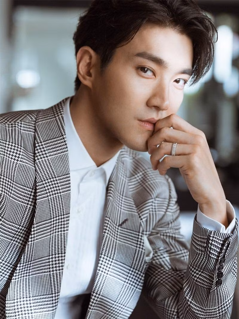 8. Choi Si Won (Super Junior) nhận được hơn 5.600 bình chọn.