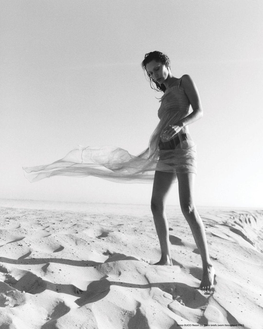 "Khuôn mặt như xác chết, đôi mắt vô hồn, không có bất kỳ sự hấp dẫn giới tính nào. Chưa kể còn quá gầy", "Chính xác công việc người mẫu của cô ta là gì? Thêm vào đó, cô ta quá gầy", "Cô ta trông như kẻ lang thang, lâu rồi không tắm rửa", "Cô ấy như một bộ xương, không có tí nào hấp dẫn", "Điều này trông thật kinh khủng", "Bộ bikini xấu xí nhất từ trước đến nay", "Cô ấy trông già cỗi hơn so với tuổi thật"...