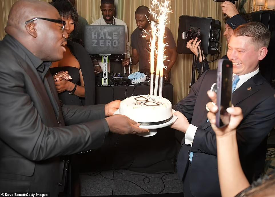 "Nam chính" của bữa tiệc được tặng chiếc bánh kem có vẽ hình cặp kính mắt đặc trưng của anh. Cuốn hồi ký kể về cuộc đời và sự nghiệp lừng lẫy của Enninful với xuất phát điểm là một người tị nạn da đen đồng tính thuộc tầng lớp lao động. "Nam chính" của bữa tiệc được tặng chiếc bánh kem có vẽ hình cặp kính mắt đặc trưng của anh. Cuốn hồi ký kể về cuộc đời và sự nghiệp lừng lẫy của Enninful với xuất phát điểm là một người tị nạn da đen đồng tính thuộc tầng lớp lao động.