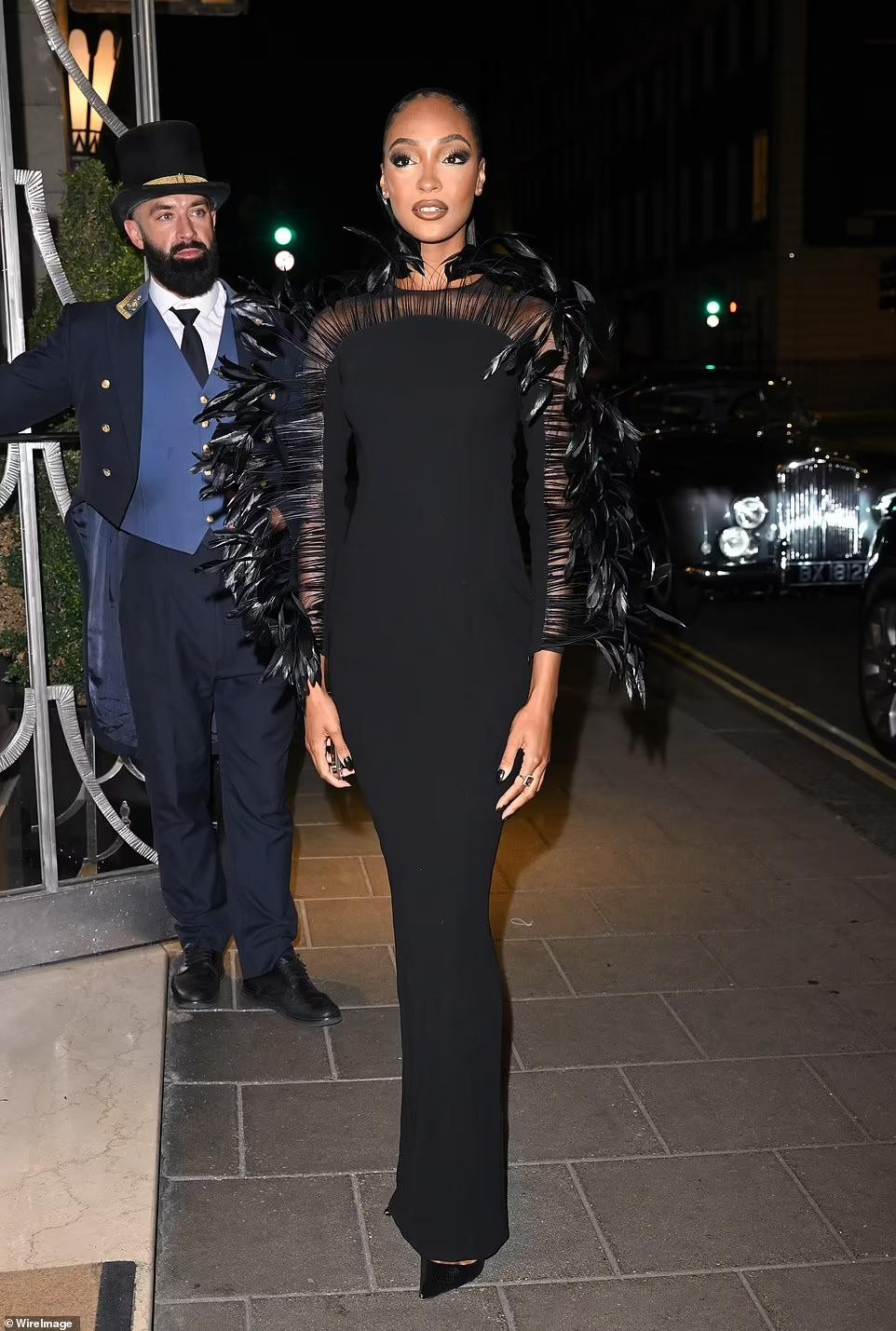 Siêu mẫu Jourdan Dunn diện đầm đen ôm dáng tôn chiều cao "khủng" 1m83. Siêu mẫu Jourdan Dunn diện đầm đen ôm dáng tôn chiều cao "khủng" 1m83.