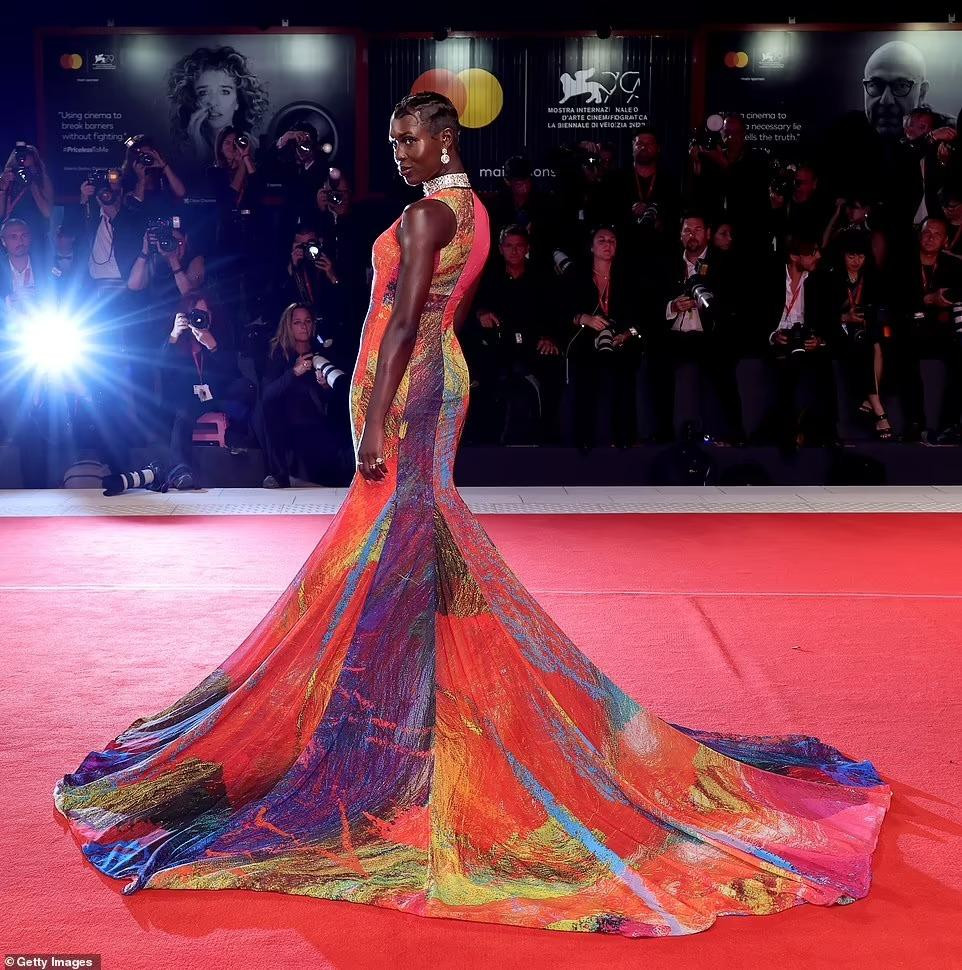 Vào tối cùng ngày diễn ra buổi ra mắt phim &quot;Riget Exodus (The Kingdom Exodus)&quot;. Jodie Turner-Smith là một trong những người đẹp thu hút sự chú ý nhất khi mặc đầm loang nhiều màu sắc trị giá 3027 bảng Anh (82 triệu đồng).