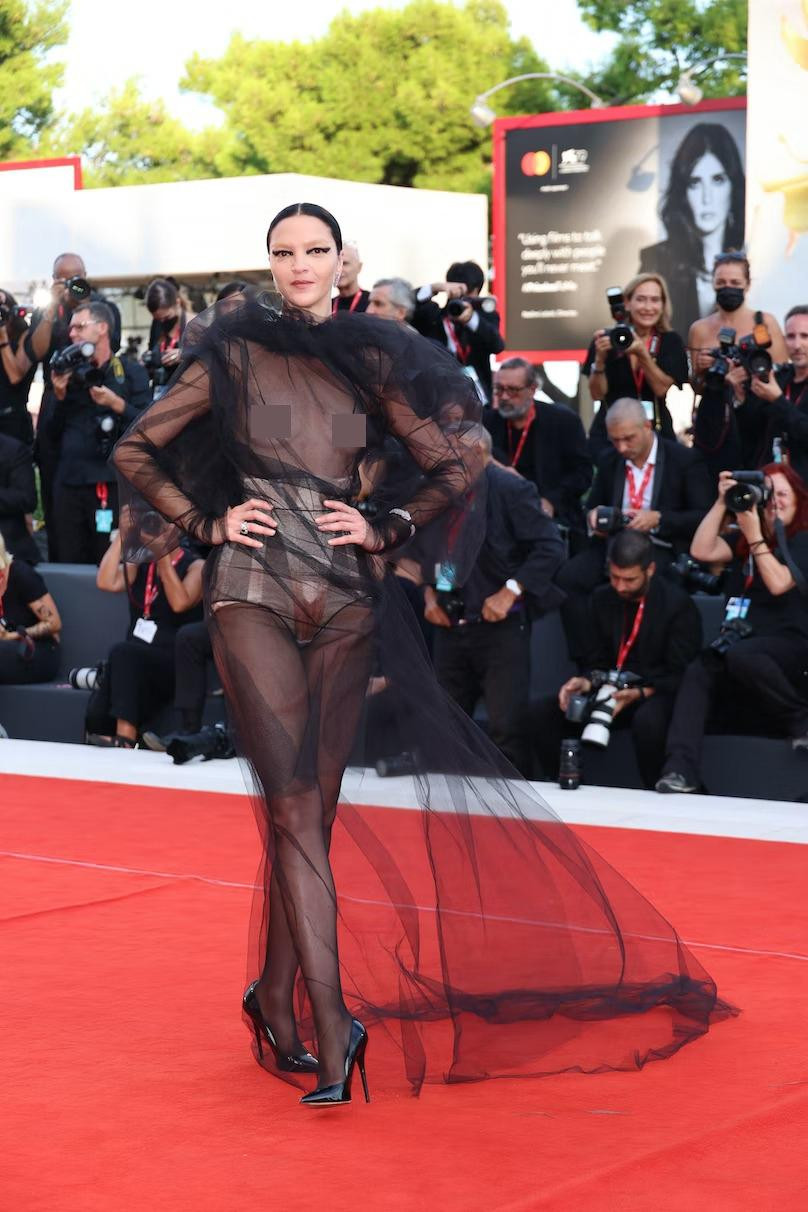 Gây sốc nhất là siêu mẫu kiêm diễn viên Ý Mariacarla Boscono khi mặc bộ cánh xuyên thấu phô bày ngực trần trước ánh nhìn của khán giả và truyền thông quốc tế.