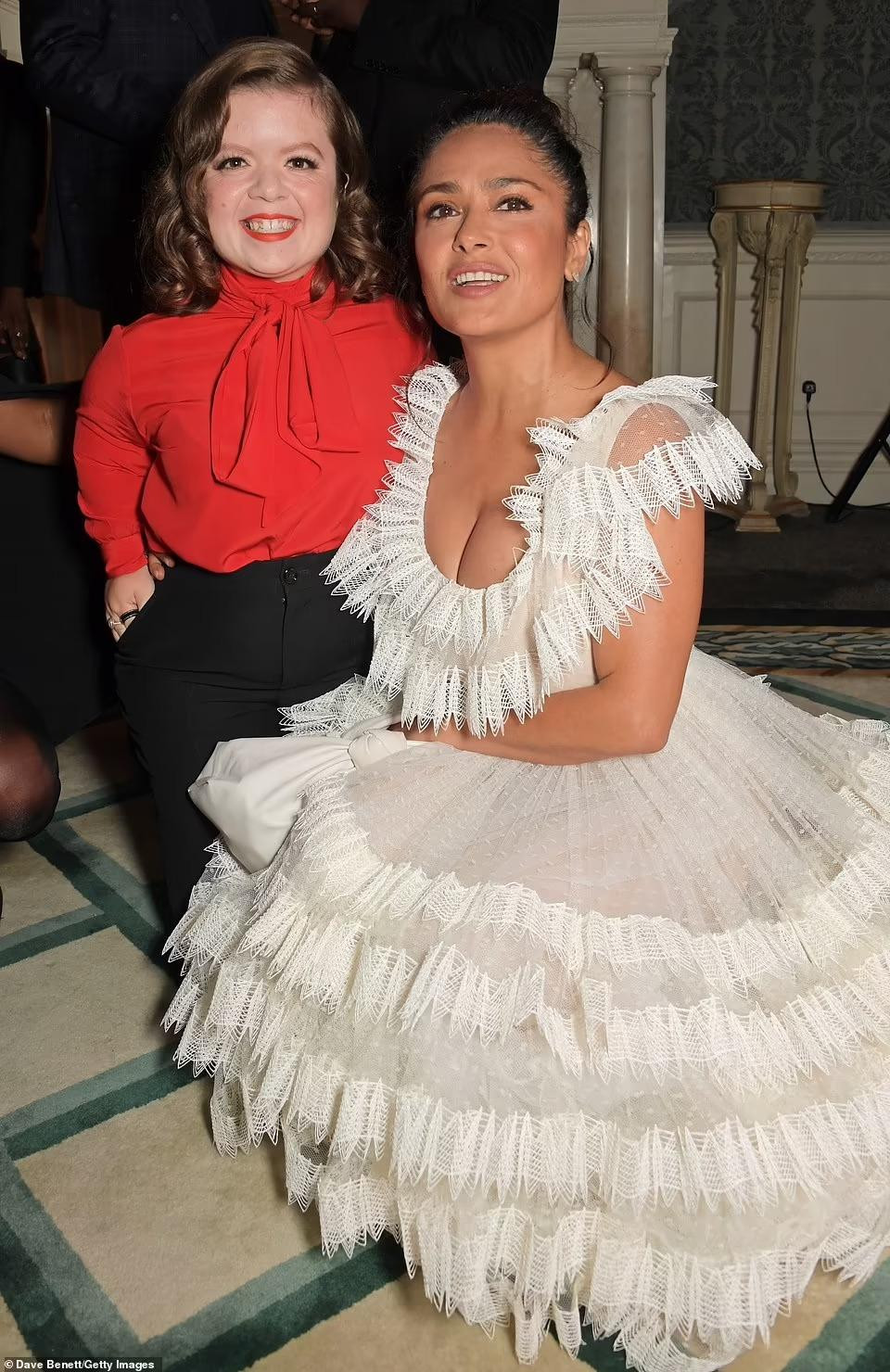 Salma chụp ảnh cùng nữ chính trị gia Ireland cao 1m04 Sinead Burke. Salma chụp ảnh cùng nữ chính trị gia Ireland cao 1m04 Sinead Burke.