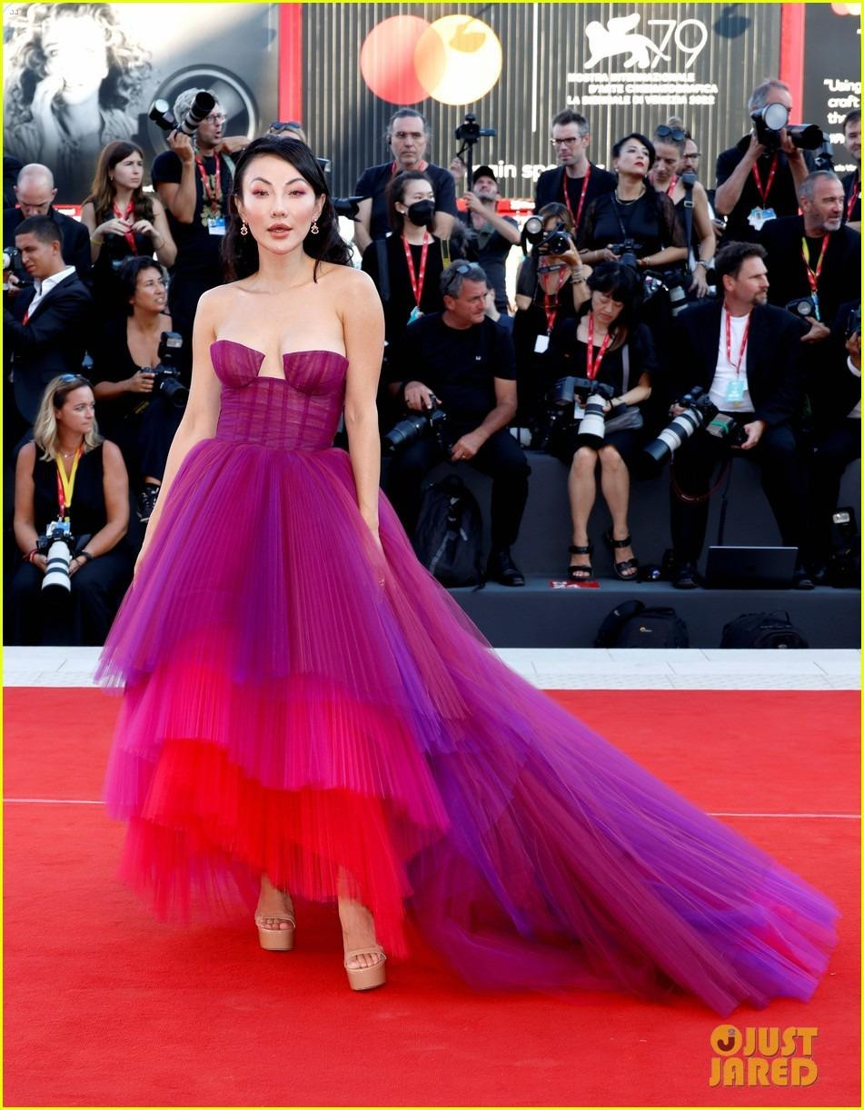 Hot blogger thời trang gốc Hoa Jessica Wang nằm trong top sao mặc đẹp với đầm xếp ly nhiều tầng.