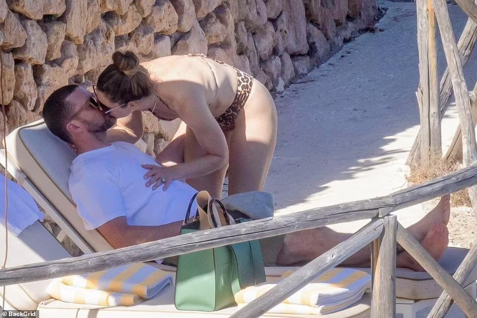 Cặp đôi công khai hẹn hò vào năm 2017 sau khi Justin kết thúc mối quan hệ với nữ diễn viên Cameron Diaz và Jessica chia tay "Đội trưởng Mỹ" Chris Evans. Hai người đính hôn vào năm 2011 và kết hôn một năm sau đó tại Ý.