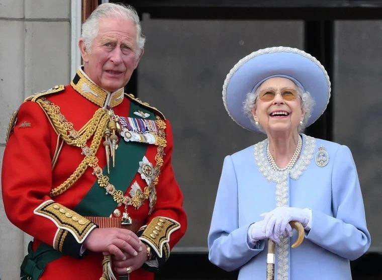 Quốc vương Charles (trái) đứng cùng mẹ mình, cố Nữ hoàng Elizabeth II, tại Đại lễ Bạch kim của nữ hoàng hồi tháng 6. Ảnh: Reuters.