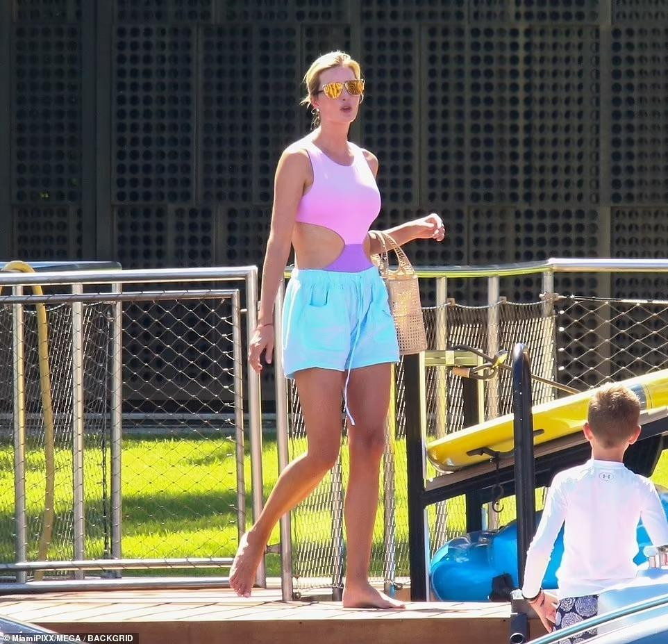 Người đẹp sinh năm 1981 sau đó thay chân váy dài bằng quần short màu xanh để thuận tiện cho các hoạt động ngoài trời.