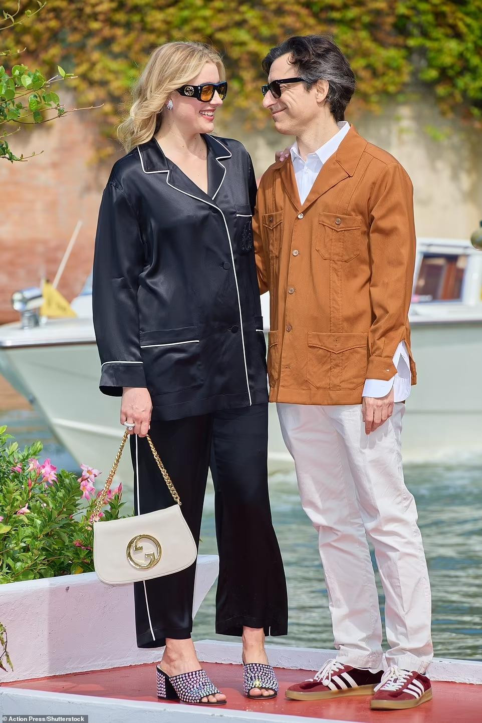 Nữ diễn viên người Mỹ Greta Gerwig không váy áo lộng lẫy như các mỹ nhân khác, thay vào đó mặc pijama đen sánh đôi cùng chồng Noah Baumbach đến dự liên hoan phim quốc tế lâu đời nhất.