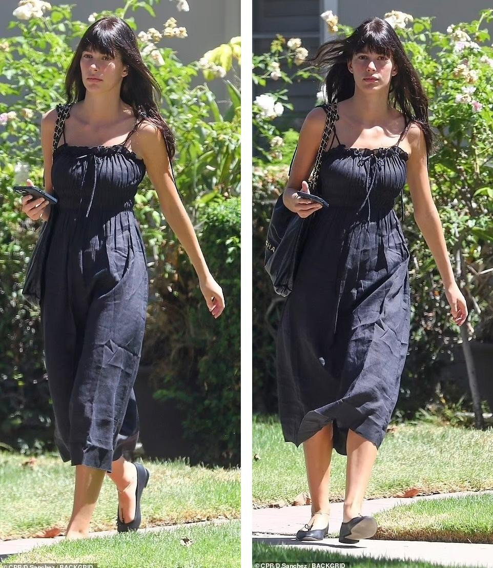 Hôm thứ Tư (31/8), cánh săn ảnh phát hiện Camila Morrone ở Los Angeles. Đây là lần đầu tiên người đẹp 25 tuổi lộ diện sau tin chia tay với tài tử 47 tuổi Leonardo DiCaprio.