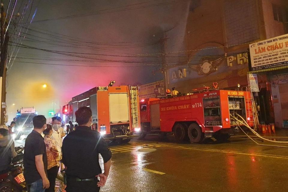 Trước đó, 21h ngày 6/9, Phòng Cảnh sát Phòng cháy, chữa cháy và cứu hộ cứu nạn Công an tỉnh Bình Dương nhận tin báo cháy xảy ra tại quán karaoke An Phú. Đơn vị này đã điều động 13 xe chuyên dụng cùng 66 cán bộ chiến sĩ tham gia cứu hỏa.