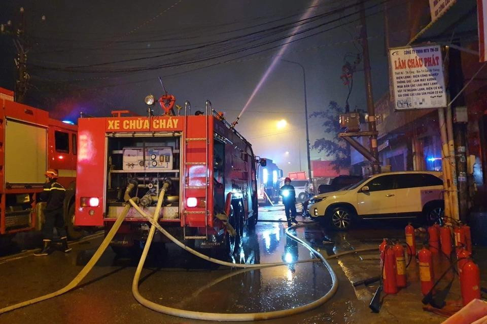 Sau khoảng gần một tiếng, đám cháy cơ bản được khống chế. Nhiều người mắc kẹt được giải cứu.