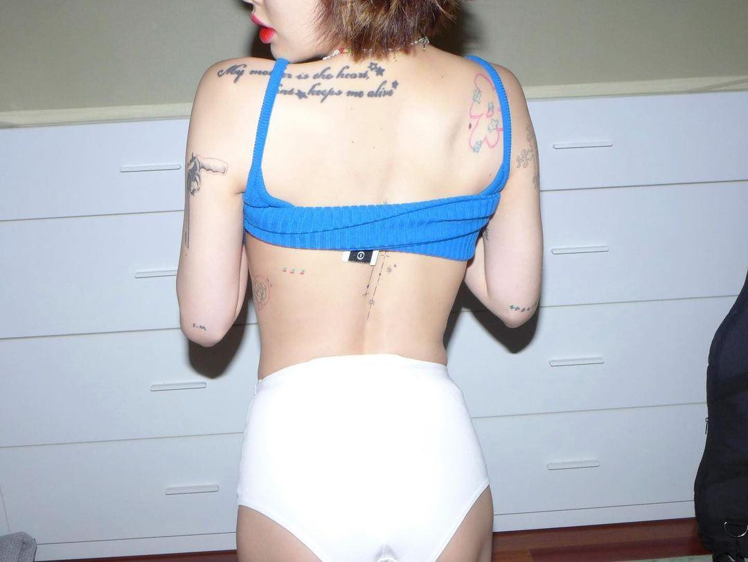 Ngoài khoe vóc dáng nuột nà, nóng bỏng, HyunA khoe rất nhiều hình xăm trên cơ thể trong bộ đồ "thiếu vải".